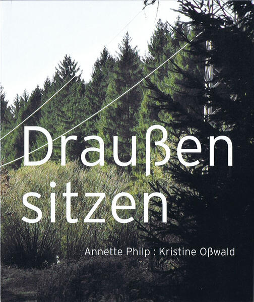 Das Buch Draußen sitzen. Annette Philp : Kristine Oßwald basiert auf der gleichnamigen Ausstellung in der Magda Bittner Simmet- Stiftung, München 2022. Unter den mehrdeutigen Titel passen sowohl der Hang der befreundeten Künstlerinnen Annette Philp und Kristine Oßwald zur Natur sowie das Buchthema Mythos und Landschaft. Es geht um Formen künstlerischen Verweilens, unterwegs zum Wissen von Kultorten und dem Wissen von Frauen. Landschaft als Speicher, von der Antike bis zur Gegenwart. Seit dem Tod von Kristine Oßwald (1961- 2017) bearbeitet Annette Philp sowohl wissenschaftlich wie künstlerisch deren Nachlass. Die erfolgreiche Rekonstruktion der Serie Schottland, von 2012, gab den Anstoß zu Ausstellung und Buch. Die Serie von 145 konzeptuellen Bleistiftzeichnungen über den keltischen Kultraum der Inseln Lewis und Skye ist im Buch vollständig abgebildet. Annette Philp präsentiert zur Thematik Mythos und Landschaft die vier dokumentarischen Filme Thale. Hexentanzplatz, 2012, John Milton. Deisenhofen, 2014, Drei Schwestern, 2021, Heller Schlaf, 2022. Sie sind mit Filmstills und mit vollständigen, teils zweisprachigen Texten wiedergegeben, u. a. die Merseburger Zaubersprüche, Sagen, Gedichte und Protokolle von Heller Schlaf, einer aktuellen Zusammenarbeit der beiden Künstlerinnen. Ein Essay des liechtensteiner Autors Stefan Sprenger, selbst geographischer Spurenleser, horcht den konzeptuellen Schichten des Künstlerinnen- Dialogs in der Tiefe nach.