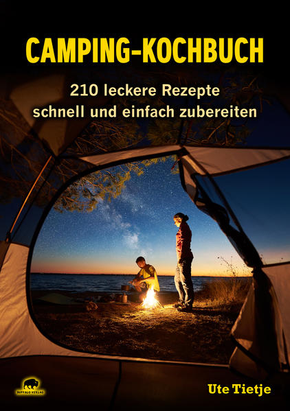 Outdoor-Küche für alle Camping-Freunde Egal, ob man allein, zu zweit, mit Familie oder mit Freunden unterwegs ist, eine schmackhafte, unkomplizierte Urlaubsküche gehört dazu, ganz gleich um welche Mahlzeit des Tages es sich handelt. Auch wenn die Küchenausstattung in Zelt, Van, Caravan oder Wohnmobil wesentlich bescheidener ausfällt als daheim. Die Rezepte dieses Buches stammen aus der abwechslungsreichen Küche der Pioniere und Indianer Nordamerikas, bei denen gutes Essen hoch im Kurs stand, war es doch in der Wildnis oft der einzige Luxus. Ihre Nachkommen bereiten noch heute gerne ihre Mahlzeiten nach diesen Rezepten zu. Nicht nur zuhause, sondern vor allem bei kürzeren oder längeren Camping-Aufenthalten in der freien Natur. Durch die unterschiedlichen Vegetationszonen des nordamerikanischen Kontinents, die vom kälteren Norden bis hin zu tropischen Gefilden und Wüstenklima im Süden reichen, und die verschiedenartigen Lebensgewohnheiten der Menschen ist eine bunte Vielfalt an Gerichten entstanden. Ute Tietje ist eine geübte Camperin, die bei Campingtouren mit Ausstattungen jeder Art - vom kleinen Hauszelt bis hin zum gut ausgestatteten Wohnwagen - lebenslang Erfahrungen gesammelt hat. Leckere, relativ schnell und einfach zuzubereitende Gerichte, deren vorwiegend frische Zutaten problemlos zu besorgen sind, gehören für sie unabdingbar dazu. Camping bedeutet für die Autorin: Freiheit, Lebenslust und Abenteuer · Schnelle und unkomplizierte Zubereitung · Frische Küche ohne künstliche Aromen und Konservierungsstoffe · Problemloser Einkauf der Zutaten in Europa und Nordamerika · Checklisten und Infos zur Tour-Vorbereitung · Einfaches Abmessen der Zutaten mit Tasse (Cup) und Löffel · Handliches A5-Format, das in jedes Reisegepäck passt