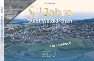 Waldkirchen, die bevölkerungsreichste Stadt im Landkreis. Freyung-Grafenau, feiert 50 Jahre Stadterhebung. Dieses Jubiläum gibt Anlass, zurückzublicken, vor allem aber Anlass, die Entwicklung nachzuzeichnen, die diese Stadt zu einer modernen, lebens- und liebenswerten Stadt werden ließ. Neben einem kleinen Autorenteam und wenigen Gastautoren haben sich vor allem die Bürgerinnen und Bürger in dieses Buch eingebracht, Anstöße gegeben, Geschichten geschrieben, Bilder angeboten. Es ist ein Jubiläums- Lesebuch entstanden, das viele persönliche Einblicke ermöglicht, das zeigt, dass es vor allem die Menschen waren, die durch ihr vielseitiges Engagement, durch ihre Tatkraft und ihre Ideen dazu beitrugen, ein lebendiges, lebensfrohes Waldkirchen zu schaffen und es auf die Zukunft auszurichten. Auf diese Potentiale richtet dieses Buch sein Augenmerk. Die einzelnen Beiträge liefern Wissenswertes, Humorvolles, manches aus einer besonderen Perspektive betrachtet, aber immer sind es die Geschichten, die die Bürgerinnen und Bürger Waldkirchens interessieren, weil es ihre Geschichten und ihre Geschichte sind.