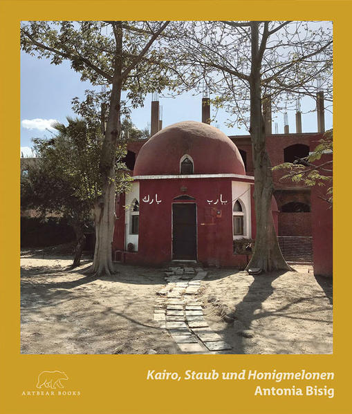 Auf der kleinen Nilinsel Qursayah mitten in Kairo hat die Berliner Künstlerin Antonia Bisig ein halbes Jahr gelebt. Der Kontrast zwischen der lauten, staubigen, überfüllten Millionenstadt und ihrem Häuschen auf der ruhigen, landwirtschaftlich geprägten Insel war nur einer von vielen: herzliche Menschen, die viel lachen und scherzen, soziale Ungleichheit, die allenthalben sichtbar ist, Luxuskarrossen und kärgliche Behausungen, altägyptische Kulturschätze und wenig ansprechende zeitgenössische Kunst, traditionelles Handwerk und in China hergestellte Designer-Knock-offs, Staub und strahlend blauer Himmel. Während ihrer von der schweizerischen Städtekonferenz Kultur und der Stadt Zug geförderten Künstlerresidenz im ersten Halbjahr 2019 hat Antonia Bisig mit Fotografie, Video, Audio und mit Text gearbeitet. Eines ihrer Werkstücke ist das hier vorliegende Tagebuch, in dem sie stetig ihre Erfahrungen festgehalten hat. Ausgewählte Fotografien und Zeichnungen ergänzen die schriftlichen Schilderungen. Antonia Bisig, geboren und aufgewachsen in der Schweiz. Kunststudium in Luzern. 1977 Umzug nach Berlin. Seitdem arbeitet sie als Bildende Künstlerin mit zahlreichen Ausstellungen im In- und Ausland.