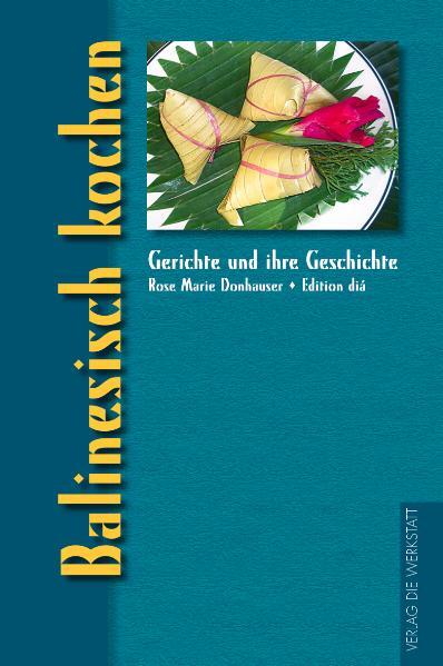 Kilometerlange Sandstrände, farbenprächtige Tempel und tropische Vegetation - nicht umsonst wird die Vulkaninsel Bali auch als „Insel der Götter“ bezeichnet. Ist es nicht wahrhaft paradiesisch, sich an frisch gepflückten Guaven, Papayas, Mangos und Ananas zu laben? Auf dem Markt direkt am Stand Chili-Erdnüsse, Mie bakso (Nudelsuppe mit Fleischklößchen), Krupuk (frittierte Krabbenchips) oder den beliebten Snack Rujak manis (würziger Fruchtsalat) zu kosten? Das Grundnahrungsmittel Reis in all seinen Variationen wie z.B. Bungkusan (Reis im Bananenpäckchen) zu genießen? Und dazu ein frisches Kokoswasser Kelapa muda oder Brem (Reiswein) bzw. Arak (Reisschnaps) gereicht zu bekommen? In über 150 authentischen Rezepten bringt die Autorin diesen Garten Eden näher und zeigt, dass die Liebe zu einer Kultur durch den Magen gehen kann. In diesem Sinne: Selamat makan - guten Appetit!