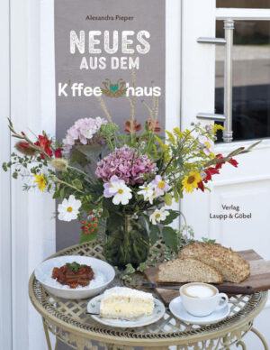 Es gibt Neues aus dem kleinen Café in Kirchentellinsfurt bei Tübingen. Alexandra Pieper hat ihren Traum vom eigenen Café hier 2012 verwirklicht, und sie liebt ihren Job noch immer wie am ersten Tag. Nach Erscheinen ihres ersten Buches 2017 mit Lieblingsrezepten und Anekdoten aus dem K’ffeehaus-Alltag, ließ sie sich aus der ganzen Welt und von vielen Freunden und Gästen inspirieren neue Rezepte zu sammeln und selbst zu kreieren. So entstand nun drei Jahre später das zweite Buch mit Kuchen, Aufstrichen, herzhaften Gerichten, Suppen und vielen Kleinigkeiten, die von den K’ffeehaus-Gästen so sehr geschätzt werden.