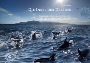 Bildband und Forscher-Geschichten von Fabian Ritter Die Faszination der Wale und Delfine geht wohl vor allem von der Magie des Augenblicks aus, in die uns diese hochentwickelten Tiere bei einer Begegnung auf dem Meer hinein katapultieren. Die Eleganz, Ästhetik und Lebendigkeit, mit der sich Delfine zeigen, die Größe, Ruhe und Gelassenheit der Wale, erfasst augenblicklich unsere volle Aufmerksamkeit. Wir hören für einen Moment auf, über Dinge nachzudenken, die hier und jetzt keine Bedeutung haben und werden ganz in das Erleben hinein gezogen. Das ist wahre Meditation! (Aus dem Vorwort von Lothar Nishkam Koch) Der Meeresbiologe Fabian Ritter studiert seit über 25 Jahren Wale und Delfine in der freien Wildbahn. Sein Hauptaugenmerk gilt dabei den Gewässern der kleinen Kanareninsel La Gomera, die eine unvergleichliche Vielfalt an Delfinen und Walen beherbergen. Mit eindrucksvollen Bildern und viel Sachkenntnis, aber auch mit dem poetischen Blick eines Naturliebhabers spricht dieser Bildband aus dem Herzen eines Biologen – voller Begeisterung für das Meer und seine Bewohner. Ein Geschenk für alle die Wale, Delfine, das Meer und La Gomera lieben. Pro verkauftem Buch fließt ein Euro an Delfin-Schutzprojekte des M.E.E.R.-e.V.