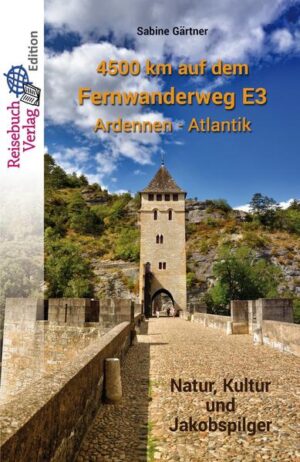 "Einmal einfach weiter gehen, immer weiter und weiter, bis ganz in den Süden. Das wäre es.“ Dieser Gedanke begleitete Sabine Gärtner seit Ihrer Jugend viele Jahre lang, bis sie ihn endlich in die Tat umsetzen konnte und fast ein halbes Jahr lang dem Fernwanderweg E3 durch fünf Länder bis zum südwestlichen Ende des europäischen Festlandes folgte. Sie erlebte die wundervolle Landschaft Luxemburgs, der belgischen Ardennen und die weite Agrarlandschaft im Norden Frankreichs im erwachenden Frühling. Im Osten um die Metropole Paris herum war der Weg geprägt von schier endlosen Wäldern. Die Überschreitung des Morvan, der Naturpark Livradois Forez und die Auvergne boten eine grandiose Natur. Im Süden Frankreichs verbrachte sie den Sommer auf der Via Podiensis mit vielen kulturellen Höhepunkten. Es folgte der weltberühmte Camino Francés in Spanien, den sie als Großevent im Schnelldurchlauf erlebte. Kultur von Weltrang und der Atlantik begleiteten sie durch Portugal, bevor sie Anfang Oktober das Cabo de Sao Vicente erreichte. Die Autorin nimmt ihre Leser mit auf eine Wanderung mit allen Höhen und Tiefen. Wie nebenbei erfährt man - gut und mit Fachkenntnis recherchiert - Wissenswertes zum genauen Verlauf des Fernwanderweges, zu den Sehenswürdigkeiten am Wegesrand und zu den durchwanderten Regionen. Gleichzeitig kann man teilhaben an den persönlichen Erlebnissen und den wertvollen Begegnungen mit anderen Menschen. Der Leser kann mitfühlen, wenn die Füße schmerzen, der Adrenalinspiegel steigt oder das Herz vor Freude hüpft. Es sind die kleinen Geschichten des Alltags, die am Ende eine Bedeutung haben und dem langen Weg Farbe geben. Jeder, der die Sehnsucht spürt, kann hinaus vor die Tür gehen und sich auf den Weg machen, zu Fuß oder irgendwie anders. Dazu ermuntert uns die Autorin mit ihrem Reisebericht. Ihr Rezept ist, dass man keines braucht. Eine unterhaltsam und informative Lektüre für alle, die sich einmal auf einen längeren Weg machen wollen, um den Kopf frei zu bekommen... Premiumsausgabe mit zahlreichen Farbfotos!