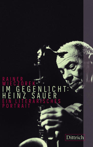 Heinz Sauer bleibt seit vielen Jahrzehnten mit seinem expressiven Ton, mit seiner Schärfe und schroffen Phrasierungskunst auf dem Tenorsaxofon unverwechselbar. Tourneen mit Albert Mangelsdorff führten ihn um die ganze Welt. Im letzten Jahrzehnt waren es vor allem Duo-Konzerte mit Michael Wollny, die den beiden zahlreiche Preise einbrachten und demonstrierten, dass Sauer ein gewichtiger Teil unserer musikalischen Gegenwart ist. Dieses Buch, an dessen Entstehung Heinz Sauer selbst mitwirkte, ist auch das Ergebnis langsam gewachsenen gegenseitigen Vertrauens. Es erzählt vom Jazz Sauers und von den Lebensbedingungen, unter denen sich dieser entwickelte. Es lässt sich auch als ein Stück Kulturgeschichte lesen. »Die Kunst des Weglassens ist zugleich die Kunst, zum Wesentlichen vorzudringen. Wenigen Musikern gelingt dies so ein- und ausdrucksvoll wie dem Tenorsaxofonisten Heinz Sauer. Rainer Wieczorek nähert sich ihm so, wie sich Sauer der Musik nähert: vorsichtig abtastend, auf die Obertöne genauso lauschend wie auf die Essenz der Melodie, Biografisches mit Literarischem mischend.« (Wolfram Knauer, Jazzinstitut Darmstadt) »Eine großartige Lektüre - literarisch ambitioniert und total spannend.« (Bert Noglik, Jazzpublizist) »Ich dachte eigentlich, dass ich Heinz Sauer kenne, aber ich muss feststellen: Ich kenne ihn jetzt wesentlich besser.« (Guenter Hottmann, u.a. langjähriger hr-Jazzredakteur)