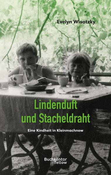 "Eigentlich könnte ich rundum glücklich sein. Ich habe drei wunderbare Kinder, einen Enkelsohn, auf den ich voller Stolz schaue und bin in meinem alten Häuschen, in dem ich seit zwei Jahrzehnten lebe, nach langer Irrfahrt angekommen. Trotzdem gibt es etwas, was mich seit über 50 Jahren beschäftigt und traurig macht: meine viel zu kurze Kindheit in Kleinmachnow." Evelyn Wisotzky erzählt in ihrem Buch die Geschichte ihrer Familie in den Jahren 1955 bis 1965 in Kleinmachnow, einem Vorort von Berlin. Sie beschreibt die einfachen Verhältnisse, in denen ihre Geschwister und sie in den Nachkriegsjahren aufwachsen, aber auch die wunderbare Natur, die sie als Kind in der Ruhe und Abgeschiedenheit des Ortes genießen kann. Gerade erst eingeschult, erlebt sie den Bau der Berliner Mauer und die Folgen der Teilung Deutschlands. Ein dramatisches Ereignis zwingt die Familie, ihre brandenburgische Heimat zu verlassen.