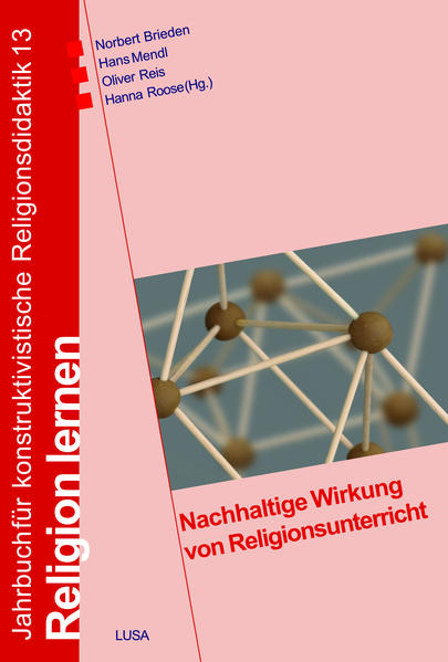 Das 13. Jahrbuch für konstruktivistische Religionsdidaktik untersucht, wie nachhaltig Religionsunterricht wirkt. Woran erinnern sich Menschen, wenn sie an ihren Religionsunterricht zurückdenken? Was lernen Kinder und Jugendliche an diesem Lernort für ihr Leben? Für welche Ziele wünschen wir uns Nachhaltigkeit, was darf dem Vergessen anheimfallen? Welche Rolle spielen unbewusste Prägungen im Vergleich zu einem bewusst erworbenen Wissen, wie es in Prüfungssituationen erhoben werden kann? Kurz: Wie und wodurch wirkt der Religionsunterricht? Was macht ihn dauerhaft wirksam und damit nachhaltig? Kann man verstehen und sichtbar machen, wie seine Wirkung entsteht? Auf diese Fragen gibt es unterschiedliche Antworten, je nachdem, ob man sich auf den empirisch messbaren Kompetenzzuwachs, die religiösen Praktiken in ihrer bildenden Kraft, die Bedeutung der Lehrkräfte als zentrale Akteure, die ggf. eine konfessionelle Positionalität garantieren, bildungstheoretische Überlegungen zur Besonderheit konstitutiver Rationalität oder auch auf andere Faktoren bezieht. Die Beiträge untersuchen explizit die Wirkungsfrage-zumindest implizit vor dem Hintergrund einer Perspektive von nachhaltiger Wirkung. Gerade im Nebeneinander verschiedener Perspektiven von Wirksamkeit werden Stärken und Schwächen des Religionsunterrichts in seiner nachhaltigen Wirkung sichtbar.