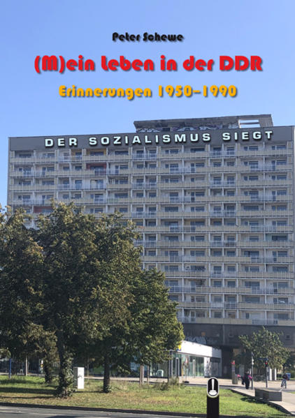 Nicht ein Roman soll es werden, dazu fehlen mir Phantasie und Wortgewalt, nein es sind nur Geschichten, chronologisch aneinandergereiht den Alltag und das Erlebte beschreibend. Viel ist schon geschrieben worden über die DDR: Der Turm, Die Insel, Schwarzes Schilf, Kruso etc. Sie alle schreiben über das Leben in der DDR aus einer Sichtweise und in einer Art, die bei mir keine Assoziationen auslösen, weil sie meines Erachtens zu weit von den Realitäten des DDR-Alltages entfernt sind. Am ehesten kommt meinen Erfahrungen noch die Autobiographie von Wolf Biermann [2] nahe, obgleich sein Leben, reich an Kuriositäten und politischen Kämpfen, gewiss kein typisches DDR-Dasein war, sind hier die Mechanismen des DDR- Unterdrückungsapparates noch am zutreffendsten beschrieben und erkennbar. Die einzige Quelle für das Aufgeschriebene ist meine eigene Erinnerung, Tagebücher oder ähnliches gibt es nicht. Erinnerungen können trügen, lückenhaft sind sie sowieso. Einzig die 189 Seiten umfassende Stasiakte, aufgehobene Schriftstücke und Zeugnisse, darunter auch der nach 50 Jahren wieder aufgetauchte Abituraufsatz, Bilder und nicht zuletzt Gespräche mit den Dabeigewesenen halfen die Lücken zu schließen. Ich werde versuchen, soweit erinnerlich, die DDR- Terminologie zu verwenden, denn auch die von den Umständen geprägte Sprache kann manches erklären bzw. lässt Gefühltes erahnen. Privates, Familie, Ehe, Freundschaften habe ich weitgehend ausgeklammert, Namen nur soweit genannt, wie sie Personen der Zeitgeschichte betreffen.