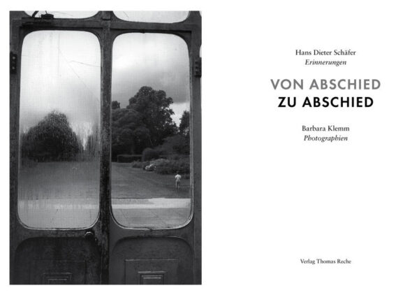 Hans Dieter Schäfer spannt in seiner Erzählung den Bogen von den Großeltern hin zu seinen Kindheits- und Jugendjahren. Mit verblüffender Detailkenntnis und unterstützt durch Funde aus privaten und öffentlichen Archiven rekonstruiert er die Familiengeschichte, die den Leser in Bann zieht. Das Erlebnis erster Liebe wird ebenso sinnlich geschildert wie das das Kriegsende, der Einmarsch der Roten Armee und die abenteuerliche Flucht in die Bunderepublik. Barbara Klemms Photographien, die hier größtenteils erstmals veröffentlicht werden, bereichern das Buch durch ihre Konzentration auf die Stimmung des Augenblicks und verdichten die erzählte Atmosphäre. Von diesem Buch sind drei Vorzugsausgaben mit signierten Originalabzügen auf Barytpapier erhältlich. Diese sind direkt beim Verlag zu bestellen, Abbildungen auf der Homepage www.verlag-thomas-reche.de