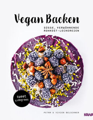 "Vegan Backen" ist unser roh veganes Backbuch mit köstlichen Torten, Kuchen, Muffins, Mousses, Cake Pops, Keksen, und weiteren Schlemmereien: natürlich alles roh, nicht über 41 Grad erhitzt, zuckerfrei und glutenfrei. 120 vegane Rezepte, die all deine Sinne verwöhnen. Diese gesunden und einfachen Rezepte wurden von uns, Petra Belschner und Vivien Belschner, Mama und Tochter, gemeinsam entwickelt, und in diesem Buch zusammengefasst, um die Vorteile, Einfachheit und den Geschmack einer veganen Ernährungsweise zu teilen. Wir haben dieses Buch für diejenigen geschrieben, die gesund leben möchten, aber auch Eiscreme Kuchen und Süßigkeiten schlemmen wollen. Gesundheit bedeutet nicht, auf Diät zu gehen, oder den absoluten Verzicht zu predigen. Bei Gesundheit geht es auch darum, Spaß zu haben, das Leben und den Körper zu lieben. Alle Kuchen und Rezepte in diesem Buch basieren auf Rohkostprinzipien und sind völlig frei von Zucker, Milch, Zusatzstoffen, Gluten und tierischen Fetten. Sie sind 100% vegan, nicht erhitzt, natürlich und voller Geschmack und Nährstoffe. In diesem Buch findest Du nicht nur jede Menge vegane Rezepte sondern auch Tipps und Tricks, um in einen veganen und nachhaltigeren Lebensstil einzutauchen. Weiters erklären wir dir die gesundheitsfördernden Aspekte der einzelnen Zutaten, die wir für die Zubereitung der veganen Kuchen verwendet haben. Außerdem zeigen dir, wie du mit bestimmten Inhaltsstoffen dein Wohlbefinden verstärken kannst. Wir hoffen, du wirst die Kuchen genauso genießen, wie wir es genossen haben, sie zuzubereiten. Viel Spaß beim Kreieren und Nachbacken der veganen Kuchenrezepte. Produktdetails: Stabiles Hardcover Format: 230 x 297 mm Mit praktischem Leseband