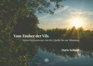 Was macht den Zauber der Vils aus? Ist es der sich fortwährend windende Lauf? Sind es die vielen wunderschönen Ortschaften entlang des Flusses? Ist es der sich im Jahreskreis stetig wandelnde Naturraum? Sind es die Geräusche und Gerüche rund um den Fluss? Oder sind es die Geschichten und Erinnerungen, die entlang des Flusses entstanden sind? Um diese Frage zu beantworten macht sich Doris Seibold auf ihre ganz persönliche Reise der Vils entlang. Im Gepäck ihr Fotoapparat, ihre Neugier, ihre Erinnerungen und alles, was es über die Vils, das Vilstal und seine Menschen zu lesen gibt. Sie nimmt uns mit auf ihre Wanderungen und läßt den Fluss in all seinen Facetten aufleuchten. Entstanden ist eine beeindruckende Bilderreise von der Quelle bis zur Mündung, immer dicht entlang des Flusses. Das Buch ist eine Liebeserklärung an die Vils und ein unerschöpflicher Fundus für eigene Entdeckungen. Kommen Sie mit und lassen Sie sich von der Vils verzaubern!