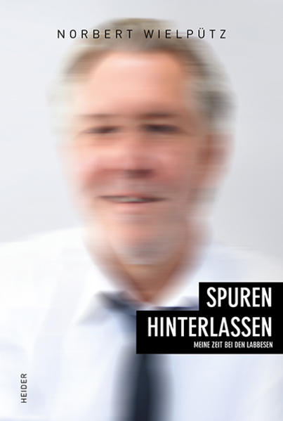 Ein aufschlussreiches Bild, das der langjährige Frontmann und Kopf der Labbese, Norbert Wielpütz, von der Karnevalsszene der vergangenen 50 Jahre und jener Band zeichnet, mit der er groß geworden ist. Eindrucksvoll und authentisch gibt der Musiker, Texter und Grafikdesigner Wielpütz einen Einblick hinter die Kulissen einer Karnevalsszene, in welcher der spätere Bundespolitiker Wolfgang Bosbach ebenso eine markante Rollte spielte wie er Gronauer Kaplan Heinrich Hoesen oder "Weltenbummler" Gerd Rück - mit ganz anderen Seiten, als die meisten heute von ihnen kennen. Neben einer facettenreichen Innenansicht der Band hat Wielpütz immer auch den Karneval in Köln und Umgebung als Ganzes im Blick. Schnörkellos, direkt und packend erzählt er vom herausfordernden Doppelleben der Musiker, die gleichzeitig noch "ordentlichen Berufen" nachgingen. Bandwende, Abschied und der neue Blick nach vorn prägen den Rückblick des Musikers, der nicht nur bei den Labbesen Spuren hinterlassen hat. Und wer eine Abrechnung erwartet, wird auch sie in diesem Buch finden - allerdings ganz anders, als man sie wahrscheinlich vor dem Lesen erwartet hätte.