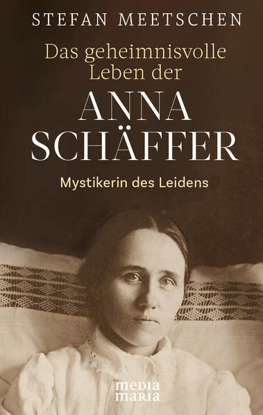 Am liebsten wäre sie Missionsschwester geworden: Anna Schäffer, geboren 1882 in Mindelstetten. Ein Arbeitsunfall gab dem Leben der Schreinertochter eine völlig andere Richtung. Anstatt ferne Länder zu bereisen, musste sie fast 25 Jahre lang das Krankenlager hüten. Zunächst widerstrebend, dann im Einklang mit dem Willen Gottes. Dabei wurden der jungen Frau zahlreiche Gnaden geschenkt: Visionen und Begegnungen mit Heiligen, Worte der Erkenntnis, die Leiden Christi. Viele Menschen fanden Trost bei ihr. Als sie 1925 starb, galt Anna Schäffer bereits als Heilige. In seiner Anna Schäffer-Biografie zeichnet der Journalist Stefan Meetschen das geheimnisvolle Leben dieser „Mystikerin des Leidens“ einfühlsam und chronologisch nach. Er lässt sie selbst zu Wort kommen als eine Gestalt, die Natürliches und Übernatürliches verbindet.