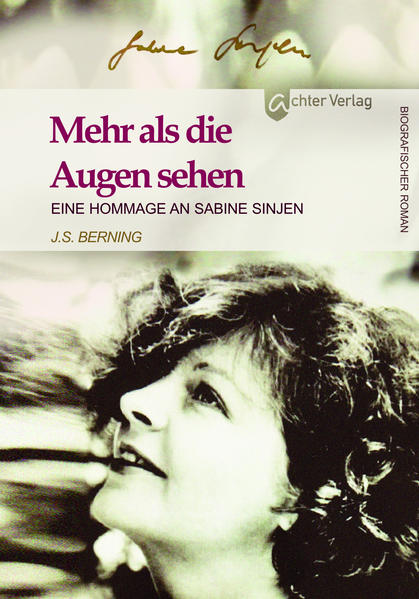 Ein Autor wird zum Sammler von Spuren, die die Schauspielerin S. in seinem Leben hinterlassen hat. Zunächst sind es nur Fotografien, Zeitungsausschnitte und Fernsehbilder aus seiner Jugend. Dann aber reist er an die Orte ihrer großen Theatererfolge. In seiner Vorstellung trifft er sie in Berlin, Hamburg und Wien und erlebt sie bei Filmaufnahmen in Paris und Südfrankreich. Als er in Triest endlich den Schlüssel zu ihrem Leben finden will, geschieht etwas, das in der Biografie der Schauspielerin nicht verzeichnet ist. Eine ungewöhnliche Geschichte zwischen Fiktion und Wirklichkeit, die von der Suche nach Wahrheit und der Macht des Schicksals erzählt. Eine Road Novel über das Wahrnehmen und das Sehen als den Ursprung künstlerischer Kreativität. Eine Beschreibung des Zustands unserer Welt, die die Verlorenen und Vergessenen ins Licht rückt und zeigt, woraus wir Menschen gemacht sind. Mehr als das aber ist dieses Buch eine poetische Hommage an die früh verstorbene Charakterdarstellerin Sabine Sinjen. Im Jahr 2022 würde die Theater- und Filmschauspielerin Sabine Sinjen 80 Jahre alt werden. Bis heute gehört sie zu den eindringlichsten und talentiertesten deutschen Schauspielerinnen auf der Bühne wie auch im Film und im Fernsehen. Ein Gesicht und eine Stimme, die man kaum mehr vergisst. Schon früh revoltiert sie, die man die deutsche Romy Schneider nennt, gegen das ihr von den großen Filmstudios aufgedrückte Image des Kindermoviestars und entscheidet sich gegen eine Karriere in Hollywood, obwohl sie gerade erst in Paris an der Seite von Lino Ventura gespielt hat. In den 1970er Jahren wird sie in den Filmen von Peter Schamoni zu einer Ikone des Neuen Deutschen Films und zu einem Teil der Frauen- und Emanzipationsbewegung in Deutschland. Sabine Sinjen starb mit 52 Jahren an Tränendrüsenkrebs.