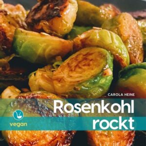 Rosenkohl rockt Die besten Rezepte für Fans der köstlich-zarten Brüsseler Kohlsprossen Wir finden, Rosenkohl hat die starke Ablehnung nicht verdient, die den kleinen Kohlsprossen so oft entgegenschlägt. Auch wenn man sicherlich behaupten kann, dass dieses Gemüse kontrovers ist, so hat es doch verdient, dass sich Geschmack, Erfahrungen und Vorurteile trennen und diejenigen sich nicht auch noch verteigen müssen, die Rosenköhlichen und ihre zahllosen Zubereitungsarten heiß und innig lieben. "Rosenkohl rockt" ist das perfekte Mitbringsel und Geschenkbuch für alle, die längst wissen, wie köstlich das vitaminreiche Knöllchengemüse sich zubereiten lässt. Mehr über »Rosenkohl rockt«: 21x21 cm Geschenkbuch mit 39 Seiten 26 teils ganzseitige Farbfotos Softcover glänzend vollfarbig Innentitel mit Feld für Widmung Grundrezepte, Traditionsrezepte und Experimente Schnelle und einfach zu kochende Rezepte Wissenswertes über Rosenköhlchen Vegane und daher vegetarische laktosefreie Rezepte Das Blog zum Buch: planet-alltag.de Jedes Rezept in diesem Buch wurde mindestens zweimal gekocht und getestet sowie von der Autorin und ihrer Familie anschließend selbst fotografiert. Seltsamerweise möchte nach diesem Winter 2021 mit Rezepten für "Rosenkohl rockt" niemand in diesem Haushalt mehr Kohlsprossen essen. Doch die nächste Saison kommt bestimmt.