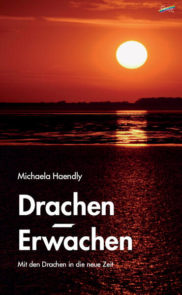 Wenn du vernimmst die Verse hier, dann sind sie schon ganz nah bei dir… Tauche ein in die tiefe Liebe und unendliche Weisheit der Drachen! Michaela Haendly nimmt dich mit auf eine Reise in dein Herz. Lass dich berühren und verzaubern durch ihre Gedichte, welche durchwoben sind vom Energiefeld der Drachen und finde Inspiration, Vertrauen und den Mut, dich selbst zu erkennen und die Anteile in dir zu leben, welche noch im Verborgenen ruhen. Drachen hüten Schätze auch den deinen. Begib dich auf die Suche nach deiner wahren Kraft und Bestimmung. Sage »Ja« und geh den Weg des Lichtes in dem Wissen, dass du allezeit behütet und getragen bist von ihrer Liebe. Alles fängt bei dir an! Wenn du dich heilst, heilt das Außen. Das ist der Kern ihrer Botschaft und der Wegweiser in das neue, goldene Zeitalter. Lass dich verzaubern von unserer Welt, fühle die Liebe denn nur diese zählt!