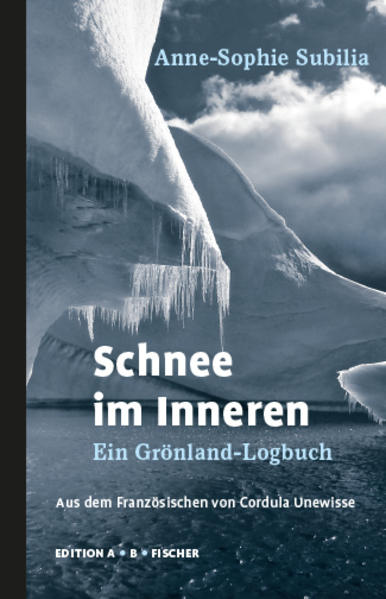 Eigentlich waren sie an den Häusern, den Siedlungen imHohen Norden interessiert. Doch das Leben an Bord der Artemis, eines arktiserprobten Seglers, führt die vier jungen Leute, angehende Stadtplaner und Architekten, die von einer Stadt in alpinen Höhen träumen, schnell an ihre Grenzen. Auf engstem Raum zusammengepfercht, skeptisch beobachtet vom Kapitän und seinem Assistenten und umgeben von einer unwirtlichen Landschaft, entwickeln sich ungeahnte Konkurrenzen, Antipathien und eine Art Hierarchie, unter der besonders die zwei Frauen im Team auf unterschiedliche Weise leiden. Die kleine Expedition entwickelt sich immer mehr zu einer Reise ins innere Selbst und zu einer Bewährungsprobe für Geduld und Toleranz. Vor dem Hintergrund der arktischen Landschaft erzählt Anne-Sophie Subilia in Sätzen von diamantener Klarheit eine Geschichte von den Grenzen des Individuums und den verborgenen Wahrheiten hinter dem flüchtigen Menschenbild.