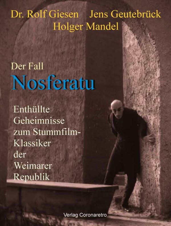 Der Fall Nosferatu Enthüllte Geheimnisse zum Stummfilm-Klassiker der Weimarer Republik von Rolf Giesen, Jens Geutebrück, Holger Mandel Verlag Coronaretro Schon der Titel sagt, dass in diesem Buch keine Exegese betrieben wird, kein Neuaufguss einer längst sattsam bekannten psychoanalytischen Deutung, sondern bisher unbekannte Fakten und Hintergründe eines bahnbrechenden Stummfilms geliefert werden, die selbst den meisten Filmhistorikern nicht bekannt sein dürften. Wer glaubt, alles über F. W. Murnaus Dracula-Verfilmung Nosferatu zu wissen, wird in die Abgründe einer Filmproduktion tauchen, die nur Vorwand war: Vorwand für einen Produzenten, in großem Stil Kapital zu sammeln und Investoren übers Ohr zu hauen. "Kreative Buchhaltung" war schon immer eines in der offiziellen Filmgeschichte ausgeklammerten Tatbestandes. Es ist die Geschichte geprellter Anleger und eines Boykotts gegen einen heute als Klassiker geltenden phantastischen Film, dessen Hauptrolle, nach seinem Erfolg als Murnaus Januskopf, für Conrad Veidt reserviert war und dann doch an einen weitgehend Unbekannten ging: Max Schreck, der auf der Bühne den Geizigen von Molière gab. Es ist die Geschichte eines zum Okkulten neigenden Szenenbildners, dessen Sinn für Landschaft und Natur F.W. Murnau nachhaltig beeinflusste. Es ist die Geschichte eines Films, dessen Hersteller und Finanziers nicht minder spannende Biografien hatten wie Bram Stokers unsterblicher Vampir. Einige waren noch unter uns, als der Film längst weltweit wiederentdeckt wurde ohne jemals interviewt zu werden. Dieses Buch basiert auf umfangreichen genealogischen Recherchen, auf Besuchen der Drehorte, seltenen Textund Bilddokumenten, Fotos darunter, die es noch nie zu sehen gab: Außenund Atelieraufnahmen in den Jofa-Studios in Berlin-Johannisthal. Es ist die Geschichte eines verwaisten, aber untoten Films. Es ist das Ergebnis jahrelanger Recherchen, deren Kreis sich erst ganz zum Schluss schloss. Eingeordnet wird der Film nicht nur in die Stummfilmlandschaft der Paul Wegener, Hanns Heinz Ewers, Henrik Galeen, Richard Oswald, Joe May und Fritz Lang, des Golem und des Dr. Caligari, sondern auch in die politische Landschaft der Weimarer Republik, in die Nachkriegszeit der Spanischen Grippe, des wieder aufkeimenden Antisemitismus um Blutsauger aus dem Osten, einer sich formierenden braunen Bewegung und einer sich ankündigenden Hyperinflation, nicht jedoch im Sinne der Deutung Siegfried Kracauers, das der Weg von Caligari zu Hitler ein konsequenter, fast unumgänglicher gewesen sei. Zwar brodelte es allerorten, aber die Zukunft war unbestimmt und nebulös. So wird dieses Buch Nosferatu zwar zeitgeschichtlich einordnen, aber nicht retrospektiv deutend in Kenntnis der Dinge, die dann kamen.