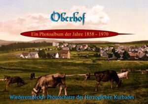 Dieser Bildband zeigt in einem Umfang von 150 Seiten historische Photographien aus der Zeit von 1858 bis 1970 zum Thüringer Kurort Oberhof. Inhalts-und Bilderverzeichnis: 003 Über Oberhof 005 Die Kollodiumbilder des Francis Bedford aus dem Jahre 1858 007 Der Aschenbergstein (1958) 008 Strasse nach Oberhof (1858) 009 Das Roundel (1858) 010 Das Herzogliche Jagdschloss (1858) 011 Blick auf Oberhof (1858) 012 Strasse nach Oberhof (1858) 013 CDV Phookarten aus den Jahren 1865 – 1895 015 Blick auf Oberhof (1865) 016 Blick auf Oberhof (1865) 017 Blick auf die Kirche (1865) 018 Blick auf Oberhof (1894) 019 Die Schmücke (1870) 020 Die Schmücke (1865) 021 Die Schmücke (1867) 022 Der Gasthof zur Post (1875) 023 Der Gasthof zur Post (1873) 024 Blick auf die Gehlberger Mühle (1885) 025 Die „Photochrome“ - Vorlagen aus dem Jahr 1895 027 Blick auf Oberhof (1895) 028 Oberhof (1895) 029 Gräfenrodaer Grund mit Blick zum Schneekopf (1895) 030 Die Gehlberger Mühle (1895) 031 Wintersport in Oberhof um die Jahrhundertwende 043 Die Lichtbilder vom „Reichsamt für Landesaufnahme“ aus dem Jahr 1929 045 Blick auf Oberhof (1929) 046 Blick auf Oberhof (1929) 047 Blick auf Oberhof (1929) 048 Das „Herzogliche Schlosshotel“ (1929) 049 Die Schmücke (1929) 050 Das Roundel (1929) 051 Das Golfhotel (1929) 052 Das „Herzogliche Jagdschloss“ (1929) 053 Winterurlaub zu Oberhof im Februar 1933 061 Das Interhotel „PANORAMA“ 067 Die Bilder des Photographen Erich Imhoff aus dem Jahr 1967 068 Von der Oberen Schweizer Hütte gesehn 069 Die Schanze 070 Die Lütschetalsperre 071 Das „Haus der Freundschaft“ 072 Blick auf Oberhof 073 Strasse nach Oberhof 074 Das FDGB Erholungsheim „Stachanow“ und das „Ernst Thälmann Haus“ 075 Blick auf die Sprungschanzen 076 Blick auf Oberhof 077 Blick auf Oberhof 078 Der Bahnhof 079 Postkartenmotive aus der Deutschen Demokratischen Republik 080 Mehrbildkarte 081 Mehrbildkarte 082 Mehrbildkarte 083 Panoramaaufnahme (1952) 084 Blick nach dem Schneekopf (1958) 085 Blick auf Oberhof (1958) 086 Interhotel PANORAMA (1970) 087 Interhotel PANORAMA (1970) 088 Die Schwimmhalle (1970) 089 Die Schanzenbaude (1970) 090 Cafe „Luisensitz“ (1968) 091 Wintersportplatz Oberhof (1963) 092 Wintersportplatz Oberhof (1964) 093 Die Schmücke (1957) 094 Die Schmücke (1957) 095 Die privaten Sammlungen 096 Postkarte aus dem Jahr 1901 097 Blick auf Oberhof (1910) 098 Blick auf Oberhof (1906) 099 Blick auf Oberhof (1930) 100 Hotel „Wünscher“ (1940) 101 Hotel „SansSouci“ (1930) 102 Der „Großvatersitz“ (1902) 103 Der Triefstein (1898) 104 Köhlerei bei der Gehlberger Mühle (1912) 105 Blick vom Harzwald auf Oberhof (1912) 106 Die Schmücke (1930) 107 Wild bei Oberhof (1895) 108 Hotel „Kurhaus“ (1920) 109 Kuhtreiben um 1930 110 Zellaerstrasse um 1910 111 Blick auf Oberhof um 1910 112 Bäckersfrau aus Oberhof (1924) 113 Blick auf Oberhof „Oberland“ um 1910 114 Hotel „Wünscher“ um 1920 115 Der Silbergraben mit der Unteren Schweizer Hütte um 1910 116 Auf dem Rennsteig um 1940 117 Rennsteig hinter Oberhof (1895) 118 Waldschänke am Veilchenbrunnen um 1920 119 Waldschänke am Veilchenbrunnen um 1920 120 Waldschänke am Veilchenbrunnen um 1910 121 Waldschänke am Veilchenbrunnen um 1920 122 Im Silbergraben um 1900 123 Im Silbergraben um 1900 124 Im Silbergraben um 1900 125 Die Obere Schweizer Hütte um 1920 126 Werbeprospekt aus 1940 127 In Oberhof unterm Weihnachtsbaum (1916) 128 Im Winterurlaub in Oberhof (1928) 129 Oberhof Strassenansicht aus 1898 130 Das Schlosshotel um 1910 131 Hotel „Schweizerhaus“ um 1920 132 Untere Schweizer Hütte um 1920 133 Blick auf Oberhof um 1900 134 Blick auf Oberhof um 1900 135 Golfclub Oberhof um 1920 136 Bei Oberhof (1930) 137 Postkarte aus 1934 138 Die Strasse nach Oberhof bei Luisenthal/Schwarzwald um 1910 139 Inhalts und Bildverzeichnis