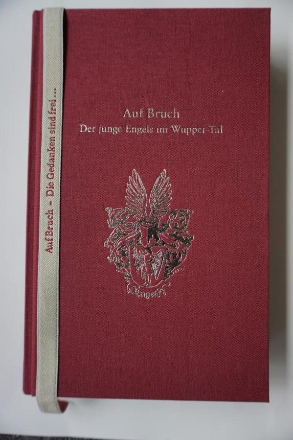 AUFBRUCH - EIN JUGENDROMAN von Dirk Walbrecker Koinzidenz der Ereignisse: Vor genau 200 Jahren war der junge, hoch begabte und lebensfrohe FRIEDRICH ENGELS mit elementaren Fragen konfrontiert, die weit über die üblichen Orientierungs-Probleme eines Heranwachsenden hinausgingen: Innerhalb kürzester Zeit sahen sich diverse Länder in der zivilisierten Welt dank revolutionärer technischer Erfindungen wie die der Dampfmaschine mit dem Phänomen „Frühindustrialisierung“ konfrontiert: Riesige Fabriken, Bergwerke und ein weit verzweigtes Eisenbahnnetz entstanden, neue Wege und Arten der Kommunikation wurden möglich ... Wie positioniere ich mich als ältester Sohn gegenüber einem ehrgeizigen Vater, der als wohlhabender Textil-Kaufmann das damals rasant prosperierende Wupper-Tal zu einem „Manchester Deutschlands“ entwickeln will und der mich als seinen Nachfolger im Kopfe hat? Wer teilt mein Mitgefühl mit den ausgebeuteten Arbeitern, vor allem mit den als Billig-Arbeitskräfte missbrauchten Kindern? Wer versteht, dass mich moderne Musik, Literatur und Fremdsprachen mehr faszinieren als nüchterne Firmen-Bilanzen? Wie werde ich vielleicht selber ein engagierter Autor für Zeitungen oder gar ein erfolgreicher Dichter? Doch dann der Schock: FRIEDRICH ENGELS darf nicht einmal das Abitur machen! Drei faszinierende, ereignisreiche Jugend-Jahre, erzählt von ihm selber und ergänzt mit einer Vielzahl von Texten zu einer spannenden Zeitgeist-Collage: AUFBRUCH - DER JUNGE ENGELS IM WUPPER-TAL