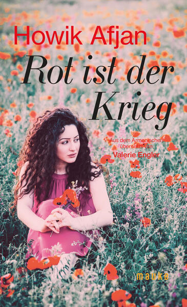 In Zeiten des Krieges. Armenien oder ein anderer Ort. Menschen müssen leben, weiterleben, müssen durchhalten. Der Krieg verändert alles. Sogar die Farben. Er greift tief ein in das Leben aller, zwingt sie zu Entscheidungen, meistens ungewollte, meistens grausame. Kriege werden geführt zwischen Staaten, zwischen Völkern - und zwischen Menschen. Diese Geschichte erzählt von Kriegen, erzählt davon über verschiedene Zeiten, erzählt von Menschen, die sich lieben, die sich bekämpfen: in ihrem Haus, in ihrer Stadt, an der Grenze ihres Landes. Sie erzählt davon, dass weder die Liebe noch der Kampf aufhören. Der Roman über Menschen, die sich in einem Krieg befinden, entstand im Jahr 2020, noch vor dem 44-tägigen Krieg, der einem Angriff Aserbaidschan auf das benachbarte Armenien folgte, und noch vor dem russischen Angriffskrieg auf die Ukraine. Er nimmt vorweg, wie sich der Krieg in den Alltag der Menschen frisst, sie beschädigt, wie er Zukunft raubt und zerstört. Und er zeigt auf, warum Frieden nicht bloß die vorübergehende Abwesenheit von Krieg bedeuten kann.