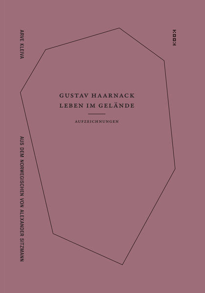 In "Leben im Gelände" stellt der norwegische Dichter, Essayist und Kritiker Arve Kleiva uns den deutschen Philosophen Gustav Haarnack (1919-1992) in seinen letzten Aufzeichnungen vor - diesen hat er jedoch bravourös erfunden. Die norwegische Originalausgabe erschien 2005 unter dem Pseudonym Gustav Haarnack und präsentierte sich als Übersetzung aus dem Deutschen. Mit der „Rückübersetzung“ kann das Werk dieses fiktiven Wissenschaftlers nun endlich auch hierzulande gewürdigt werden. 238 Die Idee vom Müll hält sich immer gleichermaßen frisch