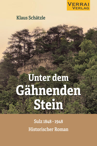 „Große Männer, große Taten.“ So wurde lange Zeit Geschichte betrachtet, nämlich als Folge von Entscheidungen und Taten der Mächtigen. Aber sie ist viel mehr. Auch im kleinen Kosmos einer Region bzw. Gemeinde spielen sich historische Prozesse ab. Eine bemerkenswerte Darstellung bietet uns das Buch „Unter dem Gähnenden Stein“ von Klaus Schätzle. Am Beispiel der Ortes Sulz gibt er uns Einblicke in die dortigen Geschehnisse während wichtiger historischer Zäsuren. Hier geht es unter anderem um die 1848er Revolution, die Kaiserzeit, die Umbrüche nach dem Ersten Weltkrieg sowie die NS-Herrschaft. Dabei handelt es nicht um eine rein historische Schilderung. Vielmehr ist es ein Roman, bei dem die Figuren und die Sachverhalte zum großen Teil auf realen Personen und Ereignissen beruhen.