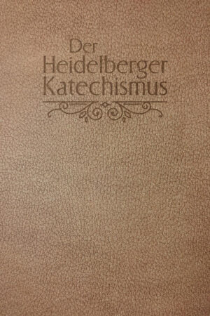 „Was ist dein einziger Trost im Leben und im Sterben?“ Mit dieser berühmten Frage beginnt eins der bedeutsamsten Exportprodukte Deutschlands: der Heidelberger Katechismus. Als das „Lehr- und Trostbuch“ der Christen ist er weltweit bekannt. Vielen Kirchen dient es bis heute als Bekenntnisgrundlage und als Lehrbuch biblischer Unterweisung in der Gemeinde. Der Heidelberger Katechismus folgt dem Dreiklang des Römerbriefs, indem er in einem 1. Teil das Elend des Menschen darstellt (Fragen 3-11), in einem 2. Teil die Erlösung des Menschen behandelt (Fragen 12-85)und im 3. Teil den Fokus auf die Dankbarkeit des Christen legt (Fragen 86-129). Diese Ausgabe folgt treu dem Originaltext. Die Sprache wurde jedoch behutsam modernisiert. Dem Katechismus sind hunderte Bibelstellen als Belegtexte beigefügt, aus dem sich die theologische Begründung der jeweiligen Frage ergibt. Daraus wird deutlich, dass der Heidelberger Katechismus eins will: helfen den biblischen Glauben zu erkennen und zu glauben. Er will Glaubenstrost in jeder Situation des Lebens geben.