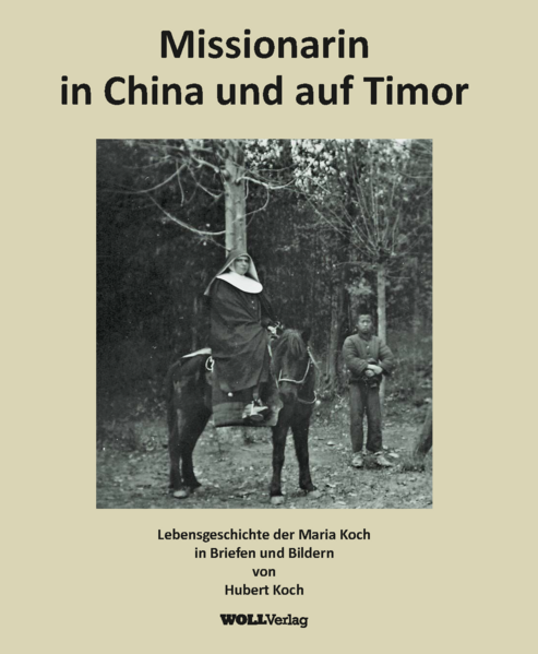 Die Lebensgeschichte der Maria Koch Niedersfeld im Hochsauerland, heute Ortsteil von Winterberg, war in der Zeit um 1900 Lebensmittelpunkt von 650 Katholiken. Innerhalb von drei Jahrzehnten traten 30 junge Frauen im Alter zwischen 20 und 26 Jahren verschiedenen Orden bei. In anderen katholisch-ländlichen Regionen gab es ähnliche Zahlen, die Gründe dafür sind vielfältiger Natur. Letztlich spielt die persönliche Lebenssituation jeder Einzelnen die wichtigste Rolle bei der Entscheidung zum Eintritt in einen Orden. Eine von ihnen war Maria Koch, geboren 1897 in Niedersfeld, Tochter der Eheleute Robert Koch und Theresia Schmidt. Als Maria Koch im Frühjahr 1924 ihr Elternhaus verließ, um Missionsschwester des Steyler Ordens zu werden, wusste sie, dass es eine Reise ohne Wiederkehr sein würde. Ein reger Briefwechsel zwischen ihr und den Angehörigen und Verwandten in der sauerländischen Heimat waren bis zu ihrem Tod 1971 auf der Insel Timor/Indonesien die einzige Verbindung. Ohne diese Brief-Brücke hätte die junge Frau aus dem Sauerland die Jahre in der oft brutalen Wirklichkeit vermutlich nicht überstanden. Im Bewusstsein des Besonderen wurden alle Briefe sogfältig aufbewahrt. Sie bilden das Gerüst dieser Schrift, die dem Leser einen Einblick in das weite Feld der Mission gewährt, ihn bekannt macht mit den politischen und gesellschaftlichen Verhältnissen der beiden Missionsgebiete, in denen Maria Koch wirkte. Die eingefügten Fotos sind von der Missionarin selbst aufgenommen. Die Filme entwickelte sie im eigenen Labor vor Ort und zog sie auf Papier. Die Bilder verschickte sie nach Hause und an verschiedene Verlage der Missionszeitschriften in Deutschland und Holland. Die notwendigen Chemikalien, Filme und Fotopapiere bekam sie laufend aus der Heimat. Die vielen Beispiele eines unerschütterlichen katholischen Glaubens der Protagonistin Maria und ihrer Mitschwestern, wovon die Briefe Zeugnis geben, lösen bei der heutigen weitgehend säkularisierten Gesellschaft Kopfschütteln aus. Deshalb wird im ersten Kapitel der Schrift der Versuch gemacht, Gründe für die extreme Frömmigkeit der Generationen des 19. und der ersten Jahrzehnte des 20. Jahrhunderts zu finden. Zudem wird deutlich, wie die Familie ihre Frau an der Front mental und materiell über die ganze Zeit unterstützte.