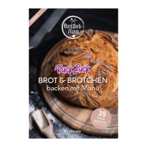 Riechst du es auch schon? Den herrlichen Duft von selbst gebackenen Brot und ofenfrischen Brötchen? In diesem Büchlein findest du 35 neue und von mir bislang unveröffentlichte Rezepte, angefangen bei einem klassischen Mischbrot, über Brötchen bis hin zu Sesam Bagles. Eines ist mir immer wichtig geblieben: Es muss RuckZuck gehen! Das, was am längsten Zeit in Anspruch nimmt, ist die Gehzeit des Teiges bzw. das Backen des Brotes. Dank meiner Schritt-für-Schritt-Anleitungen brauchst du keine Vorkenntnisse und kannst einfach loslegen. Fang am besten sofort an und verwandle deine Küche in eine Backstube! Viel Spaß und gutes Gelingen!meinem neuen Büchlein.