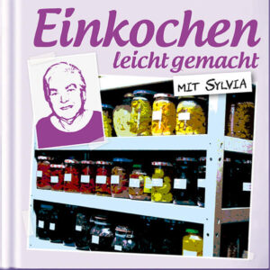 Sylvia Schumacher ist seit 50 Jahren erfahrene Hobbyköchin. Ihr Steckenpferd ist das Anlegen von Vorräten, das sie bereits von ihren Großeltern gelernt hat. Diese vermittelten ihr das nötige Wissen rund um das Thema Haltbarmachen von Lebensmitteln. Praxisnah und auf Basis jahrzehntelanger Erfahrungen und Traditionen. Dieses Wissen um die sichere und gesunde Konservierung von Lebensmitteln im Haushalt gibt Sylvia seit 2018 gemeinsam mit ihrem Mann Rainer in einer Facebook-Gruppe weiter. Den inzwischen rund 115.000 Mitgliedern steht sie mit Rat und Tat zur Seite, hilft bei Problemen und gibt wertvolle Tipps. In diesem ca. 132-Seiten starken Buch gibt es diese geballte Fachkompetenz nun für jedermann leicht verständlich zusammengefasst. Wie von Sylvia gewohnt, mit viel Liebe zum Detail und anhand von 32 Rezepten praxisnah erklärt.