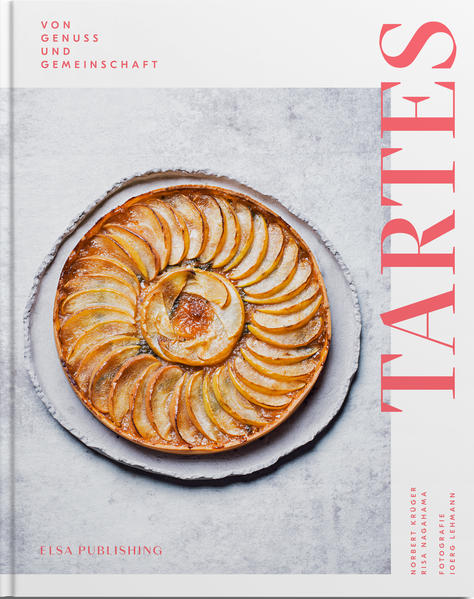 GOURMAND AWARD GERMANY 2020 in den Kategorien „Best Book of the Year“ und „Dessert & Pastry" Von süß bis salzig, fruchtig bis pikant: 52 köstliche Rezepte für Tartes (..) 52 klassische und ausgefallene Tarte-Rezepte, orientiert an der Saison, von süß bis salzig, von fruchtig bis pikant. Für die schönen Fotos zeichnet FEINSCHMECKER-Fotograf Joerg Lehmann verantwortlich (..) Der Feinschmecker, Ausgabe 12/2020 Freude am Kochen, Genuss bei Tisch und Lust am Leben: Dieses Buch ist mehr als eine Rezeptsammlung - es ist ein sehr persönliches und motivierendes Koch- und Backbuch! Mit großem Feingefühl und wahrer Poesie hat Norbert Krüger zusammen mit Risa Nagahama 52 exklusive Tartes-Rezepte entwickelt, die Sie zu Hause leicht und gut umsetzen können. Tartes von klassisch bis ausgefallen: mit saisonalen Rezepten durch das Jahr / Raffinierte neue Teigrezepte - Mandel-, Buchweizen- oder Semola-Mürbeteig / Royal, Guss oder Anglaise - Grundlehre der Saucen und Zutaten Norbert Krüger war Sous-Chef und Chef-Patissier bei Christian Lohse, mit dem er sich zwei Michelin-Sterne erkocht hat Tartes - was wäre Genuss ohne Gemeinschaft? Unkompliziert und trotzdem raffiniert: So lesen - und kochen - sich die Tarte-Variationen von Norbert Krüger und Risa Nagahama. Das Koch-Duo kreiert exklusiv für dieses Kochbuch köstliche Rezepte, die sich an den Jahreszeiten orientieren. Beerige oder eisige Tartes begleiten Sie durch die warmen Sommermonate, Mangold, Auberginen, Portobello-Pilze oder Rübchen verzaubern den Gaumen im Winter. Doch was wäre leckeres Essen ohne gute Gesellschaft? Jedes Tarte-Rezept ist eine Einladung, sich gemeinsam mit Freunden an den Tisch zu setzen. Food-Fotograf Joerg Lehmann, der schon mit berühmten Sterne-Köchen wie Paul Bocuse, Hans Haas und Tim Raue gearbeitet hat, setzt jedes Essen und jede Jahreszeit gekonnt in Szene. Lassen Sie sich von den wunderbaren Fotos, den vielfältigen Rezeptideen und den stimmungsvollen Texten inspirieren und laden Sie Freunde zu einem genussvollen Abend mit köstlichen Tartes ein!