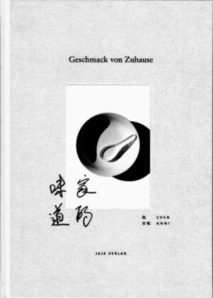 Dieses Kochbuch ist eine Einladung zur Autorin nach Hause und in die Küche ihrer Familie. Seit den 90ern leben ihre Eltern in Deutschland und haben seither ihre mitgebrachte Esskultur mit kreativen Anpassungen an das deutsche Lebensmittelangebot zu etwas ganz eigenem entwickelt. Aus dieser persönlichen deutsch-chinesische Familienküche hat Anni Chen 30 Gerichte ausgewählt, erklärt deren Zubereitung anschaulich mit Illustrationen und Fotos und ergänzt die Rezepte auch mit persönlichen Geschichten und Anekdoten. Zum Beispiel wie sie bereits in der Grundschule mit einer Mitschülerin ihren Reis für eine Salami-Semmel eintauschte und beide profi tierten. Denn was sie nach wie vor begeistert, ist der Gewinn durch den Austausch über Essentraditionen: „Erstens hat die andere Person so manches vielleicht noch nie gegessen und zweitens ist das eigene Essen für Außenstehende meistens viel besonderer als man es sich vorgestellt hatte.“ Mit ihrem Kochbuch möchte sie darum auch dazu inspirieren, sich öfter gegenseitig zu bekochen und so mehr Interesse und Verständnis füreinander zu entwickeln.