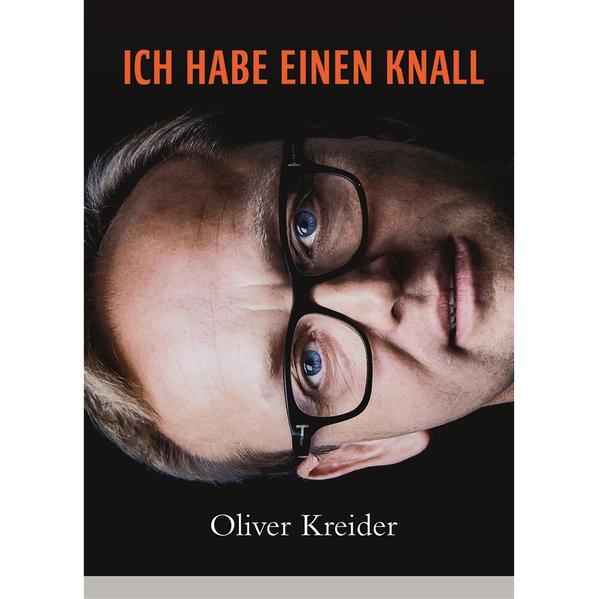 Manchmal lauert das Glück an jeder Ecke und manchmal muss man es suchen. Oliver Kreider hat es gefunden, mitten im Osten, irgendwann zwischen Maueröffnung und den Visionen von blühenden Landschaften. Im Oktober 1989 strandet der damals 23-jährige Hesse auf dem Weg nach West-Berlin aufgrund einer Autopanne für einige Tage in Karl-Marx-Stadt. Kreider ahnt noch nicht, dass dies der Beginn seiner Liebe zu Ostdeutschland und einer Erfolgsgeschichte ist, die ihn zum Multimillionär werden lässt. Er nimmt den Leser mit auf eine abenteuerliche Reise mit Stopps am Rande des Wahnsinns und mit Erkunden des Unmöglichen, wenn er beispielsweise fast ohne Kapital zu einem der mutigsten Immobilienkäufer des wiedervereinigten Deutschlands wird. Sein Schicksal hält Überraschungen bereit, die jeden anderen vernichtet hätten. Mehr am Boden geht nicht, aber aufgeben ist nicht. Er zeigt, dass kein Ziel unerreichbar ist, wenn man seinen Humor und den Glauben an sich selbst nicht verliert. Ein Mutmachbuch - geschrieben von einem Mann mit einem Knall, und das im allerbesten Sinne.