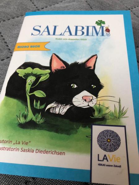 Band 1 ,,Salabim findet sein doppeltes Glück'' In dieser nachhaltig produzierten Micro- Buch- Ausgabe findest Du die zauberhafte Kindergeschichte von einem Kater, dem aus einer schwierigen Situation heraus das doppelte Glück begegnet. Dies geschieht als er selbstlos anderen Tieren hilft. Dieses Glück erkennt Kater Salabim allerdings erst, nachdem er liebevoll darauf aufmerksam gemacht wird. Durch seine Weggefährten Anne das Marienkäfermädchen und Felix das Kleeblatt lernt er das Glück kennen und schließt mit ihnen Freundschaft. Gemeinsam lernen sie ein besonderes Gefühl von Freundschaft und Freiheit kennen. Ein Gefühl, welches allen unglaublich viel Freude bereitet. Ein Teil des Erlöses aus den Micro Büchern wird vom Verlag für die Veröffentlichung von Salabim in verschiedenen Sprachen genutzt. Sodass Salabim bald in verschieden Sprachen in der Micro Buch Variante erhältlich ist.