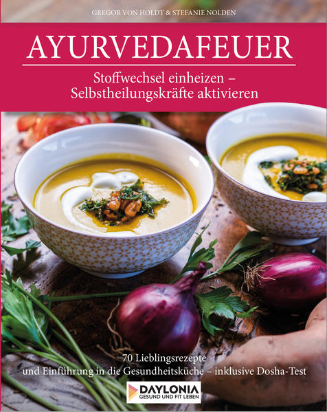 Den Körper und den Geist in Einklang bringen und auf sich selbst zu achten - darum geht es bei der altindischen Heilkunst Ayurveda. Mit dem Kochbuch „Ayurvedafeuer“ bieten die Autoren Stefanie Nolden und Gregor von Holdt eine gute Möglichkeit, die Achtsamkeit mit einer gesunden Ernährung, bewusstem Essen und einer ausgewogenen Lebensweise zu verbinden. Der persönliche Dosha-Test zeigt Ihnen, ob sie ein Vata-, Pitta- oder Kapha-Typ sind. Die ayurvedische Küche ermöglicht Ihnen einen gesunden und funktionierenden Stoffwechsel und entschlackt den ganzen Körper. Die beiden erfahrenen Köche verraten gleich 70 ihrer Lieblingsrezepte, die teils vegan, teils vegetarisch sind. Tauchen Sie ein in die ayurvedische Welt und freuen sich auf farbenfrohe Gerichte und herrliche Aromen - eine Küche, die die Sinne verführt und nachhaltig Ihre Gesundheit stärkt.