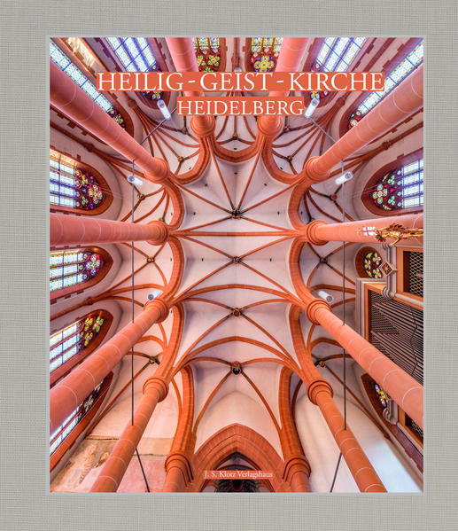 Die Heiliggeistkirche ist ein Wahrzeichen Heidelbergs und fasziniert wie eine mittelalterliche Kathedrale. Die Texte und Bilder des Buches erzählen von der Schönheit des Raums und der Fenster sowie von der schicksalhaften Geschichte der Kirche. Sie reicht von der Universitätsgründung über den Raub der kostbaren Bibliothek, die Zerstörung der kürfürstlichen Gräber bis zu ihrer heutigen Nutzung. The Church of the Holy Spirit is one of Heidelberg‘s landmarks and fascinates like a medieval cathedral. The texts and pictures in the book describe the beauty of the room and the windows, as well as the fateful history of the church. It ranges from the founding of the university, the theft of the precious library and the destruction of the princely tombs to its present-day significance. La iglesia del Espíritu Santo es una de las atracciones más importantes de Heidelberg, fascinante por su catedral medieval. Los textos e imágenes de este libro muestran la belleza del interior de la iglesia y sus ventanas, así como la importancia histórica de la iglesia, que va desde la fundación de la universidad, el robo de la valiosa biblioteca, la destrucción de las tumbas principesca hasta su uso actual.