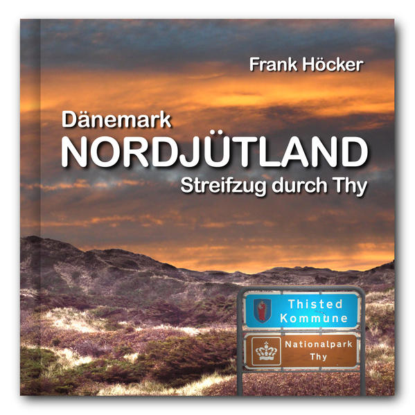 Thy, das bedeutet annähernd menschenleere Strände, so weit das Auge reicht. Das bedeutet, mehr als haushohe Küstendünen, die das Hinterland schützen. Ein Land, geprägt durch Heide, Sand und knorrigen Wäldern, die sich vor den stetigen Winden ducken. Ebenso einzigartig wie die Bewohner, die den permanenten Naturgewalten trotzen. Das ist Thy. Der Autor schildert seine persönliche Beziehung zu dieser Region, gewährt aufgrund von Erfahrung Einblicke in die dänische Mentalität und folgt den Spuren üblicher Reiseführer bei seinem Streifzug. Glücksgefühle und Verwunderung stehen sich dabei oftmals gegenüber. Also, eine sehr persönliche Liebeserklärung an eine wundervolle Gegend, die nicht frei von kritischen Ansätzen ist ...