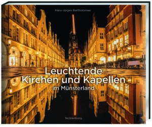 Nachts strahlt das Licht in ganz besonderer, wunderbarer Weise - das gilt vor allem für unsere Gotteshäuser. Die hell erleuchteten, farbigen Fenster von Kirchen und Kapellen sind zur mystischen Blauen Stunde oder wenn die ersten Sterne funkeln nicht nur ein faszinierender Anblick. Sie strahlen auch Ruhe und Frieden aus und senden ein Zeichen der Hoffnung. Folgen Sie Hans-Jürgen Bartholomaei auf seiner abendlichen Reise durch das Münsterland zu prächtigen Kirchen und bezaubernden, kleinen Kapellen, von denen jede auf ihre ganz eigene Art und Weise leuchtet.