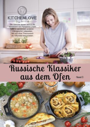 Unsere kulinarische Reise geht weiter…. Dieses Rezeptheft „Russische Klassiker aus dem Ofen, Band 2“ zeigt dir 20 traditionelle Gerichte, die nun auch für den Ofen geeignet sind. Von köstlichen Suppen, über deftige Hauptgerichte und knusprige Brote, bis hin zu Süßem mit Suchtpotential, zu jeder Gelegenheit findest du das Passende. Die Gerichte sind so zusammengestellt, dass deine persönliche Arbeitszeit so gering wie möglich gehalten wird und dein Backofen die Gerichte dann letztendlich auf den Punkt bringt, ohne ständiges Rühren etc. In den Rezepten werden nur alltagstaugliche Zutaten verarbeitet, die man ohnehin griffbereit hat oder in jedem Supermarkt um die Ecke bekommt. Mit diesem Heft bist du bestens für den Alltag gewappnet und natürlich auch für den nächsten Besuch von deinen Lieben. Weiterhin findest du im Rezeptheft zusätzlich ein Grundrezept für den eingelegten Kohl. Diese ist super als Basis für zahlreiche Gerichte. Der eingelegte Kohl ist im Kühlschrank wochenlang haltbar.