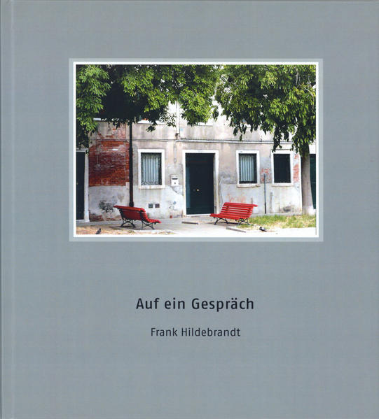 Diese Kürzestprosastücke könnten unterschiedlicher nicht sein. Sie decken die gesamte Bandbreite des menschlichen und zwischenmenschlichen Lebens ab. Es werden Situationen und Personen geschildert, die uns allen auf die eine oder andere Art und Weise bekannt sind. Alles mutet vertraut an, und doch regen sie das eigene Denken an, weil sie uns noch einmal einen neuen Blickwinkel, neue Anknüpfungspunkte für die eigenen Erfahrungen präsentieren. Was hier auf engstem Raum erzählt wird, ist ganz nah bei uns Lesenden. Literatur, voll und ganz aus dem Leben gegriffen.