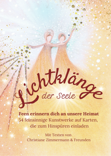 Wir sind die „Lichtklänge der Seele”, sind Klang, sind Farbe, sind Schwingung. Wir können allem, dem wir unsere Aufmerksamkeit schenken, Liebe und lichtvolle Energie einhauchen. Wir sind Zauberer und Magier, die alles beleben und belieben können in einem grandiosen, wunderschönen, unendlich kreativen Schöpfungsraum. Lass uns gemeinsam unsere „Lichtklänge der Seele”, unsere Heimatschwingung, die Urquellenergie, freudig bunt im Miteinander feiern. Lass uns das Wunder Leben ehren. Dafür sind wir hier. Wir dürfen leuchten! Die Lichtklänge der Seele sind auch in dir, kannst du sie wahrnehmen und fühlen? Erinnere dich. Lass dich von dieser Energie umhüllen und liebevoll um- armen. Lass die Bilder zu dir sprechen, lass sie dich schauen, dir Worte zuflüstern, dich berühren, dich inspirieren und dich durch diese und durch alle kommenden Zeiten tragen! Ein Buch mit "Wunder- schönen" Texten von Anja Reiche, Anke Evertz, SEOM, Ute Ullrich, Martina Trimpin, Mischa Miltenberger, Maik Mönninghoff, Stefan Reinmuth uvm. dazu ein Kartenset mit 54 liebevoll gestalteten Illustrationen von Christiane Zimmermann, feenhaft verpackt in einem farbigen Baumwolltäschchen.