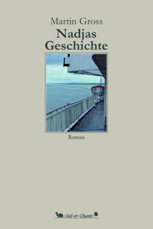 „Nadjas Geschichte“ erzählt von einer persönlichen und einer politischen Zeitenwende. Kurz bevor russische Truppen die Ukraine überfallen, erleidet die in Deutschland lebende Russin Nadja eine Gehirnblutung, welche ihr Sprache und Erinnerung raubt. Mit Hilfe des - wie so oft bei Martin Gross - Tagebuch führenden Erzählers beginnt ein langer Heilungsprozess. Minutiös wird festgehalten, wie sich Nadja in kleinen Schritten neu in ihrer Gegenwart orientiert. Aber wer ist diese Frau nach der Hirnblutung? In Gesprächen und Erinnerungen während des Jahres 2022 wird Nadjas Biografie ebenso rekonstruiert wie die russische Alltagsgeschichte von den 1970er Jahren bis zum gegenwärtigen Krieg. „Nadjas Geschichte“ ist Martin Gross’ bisher persönlichstes Buch. Martin Gross hat ab 1998 lange Zeit in europäisch-russischen Projekten gearbeitet und wurde aus nächster Anschauung Zeuge des Scheiterns der damaligen Ost-West-Annäherung, das er in seinem Roman „Ein Winter in Jakuschevsk“ (Sol et Chant, 2022) beschrieben hat. Mit „Nadjas Geschichte“ schreibt Gross die Auseinandersetzung mit Russland, seinen Menschen und dem Krieg bis in die Gegenwart fort. Über „Ein Winter in Jakuschevsk“: „... in seinem Genre einzigartig. ... durch [die] Beobachtung, den Ton, die Gelassenheit, den Rhythmus der Erzählung [wurde] die angemessene Form gefunden, um zu erfassen, was von fast niemandem erfaßt worden ist: ein Begriff von anderer Zeit und Zeitvorstellung, von anderer Raumwahrnehmung und alle[m], was sich an Menschenleben eben in dieser Raum-Zeit abspielt.“ Prof. Karl Schlögel (Mitteilung an M. Gross) „Wie unter einem Glassturz ... lässt sich so jenes Jahr besichtigen, in dem Russ- lands Abwendung vom Westen Fahrt aufgenommen hat.“ Nils Kahlefendt (FAZ) „... zeigt ... auf, was alles schiefgelaufen ist und was niemals funktionieren konn-te.“ Tobias Lehmkuhl (DLF)