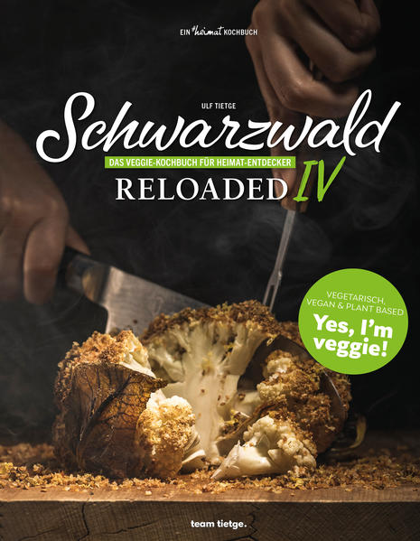 Das Schwarzwald-Kochbuch für Veganer, Flexitarier und Vegetarier: Hauptsache lecker! Regionale Rezepte aus dem Schwarzwald, die ohne Fleisch auskommen? Geht das auch ohne Sauerbraten, Rehrücken und Co.? Die Spitzenköche aus der Region sind sich einig: Ja natürlich! Herausgeber Ulf Tietge hat den besten Köchen aus dem Südwesten die Aufgabe gestellt, vegetarische und vegane Schwarzwälder Spezialitäten zu zaubern. Die köstlichen Ergebnisse dieses Experiments liegen nun in einem Schwarzwald-Kochbuch vor. Plant-based Rezepte mit heimischen Zutaten: Ein Veggie-Kochbuch, das keine Wünsche offenlässt und zum Nachkochen verführt! Von deftig bis fein: Regionale Küche für jeden Geschmack Fleischlos durchs Jahr: Mit leckeren Zutaten aus dem Garten oder vom Wochenmarkt Suppen, Torten, Brägele: Rezepte von Spitzenköchen aus der Region Mal vegan, mal vegetarisch, immer lecker: moderne Schwarzwald-Rezepte Das Heimatkochbuch für jede Gelegenheit: von der schnellen Küche bis zum edlen Menü Für alle, die gutes Essen lieben: Schwarzwälder Spezialitäten kreativ interpretiert Vom herzhaften Ziegenkäsekuchen bis zu schmackhaften Rote-Bete-Knöpfle - bei diesen Rezepten stehen Geschmack und Regionalität im Vordergrund. Denn es muss nicht immer Fleisch sein! Lassen Sie sich inspirieren von dem, was die heimischen Gärten und Felder hergeben! In diesem Veggie-Kochbuch finden Sie neben zahlreichen leckeren Frühlings-, Sommer- und Herbstrezepten auch viele weiterführende Informationen zur fleischlosen Ernährung. Das überzeugt auch eingefleischte Alles-Esser! Leckere regionale Küche für zu Hause: Weil der Schwarzwald mehr kann als Schinken.