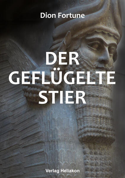 "Der geflügelte Stier" von Dion Fortune entführt den Leser in eine Welt voller mystischer Praktiken und spiritueller Entwicklung. In einem Moment der Verzweiflung ruft der vom Glück verlassene Ted Murchison den geflügelten Stier, einen alten babylonischen Gott, um Hilfe an. Doch was als einfache Bitte beginnt, entwickelt sich schnell zu einem Strudel mysteriöser Ereignisse. Murchison wird in eine geheimnisvolle Welt hineingezogen, in der er die Tochter eines alten Freundes aus den Fängen eines dunklen Magiers befreien soll. Eine okkulte Geschichte über Magie und Sexualität.