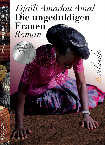 Drei Frauen, drei Geschichten, drei miteinander verbundene Schicksale. Dieser mehrstimmige Roman schildert das Leben von Ramla, Safira und Hindou, die im Norden Kameruns als muslimische Fulben aufwachsen. Die junge Ramla, die von einer Zukunft als gebildete Frau träumt, wird als Zweitfrau mit Safiras viel älterem, polygamen Mann zwangsverheiratet, während ihre Schwester Hindou gezwungen wird, ihren Cousin zu heiraten. »Munyal! Geduld!«, ist der einzige Rat, den die drei Frauen immer wieder von ihrem Umfeld erhalten und der sich durch ihr Leben zieht. Doch sie sind ungeduldig und beginnen, jede auf ihre eigene Weise, sich gegen die Konventionen und die Gewalt, die sie erfahren, zu wehren. Zwangsheirat, häusliche Gewalt und Polygamie: Dieser Roman ist das Zeugnis einer traurigen Realität. Amadou Amal bricht Tabus, indem sie nicht nur die Lage der Frauen in der Sahelzone anprangert, sondern ihre starke Stimme gegen das universelle Problem der Gewalt gegen Frauen erhebt. Ein wichtiger Beitrag für die Rechte von Frauen.