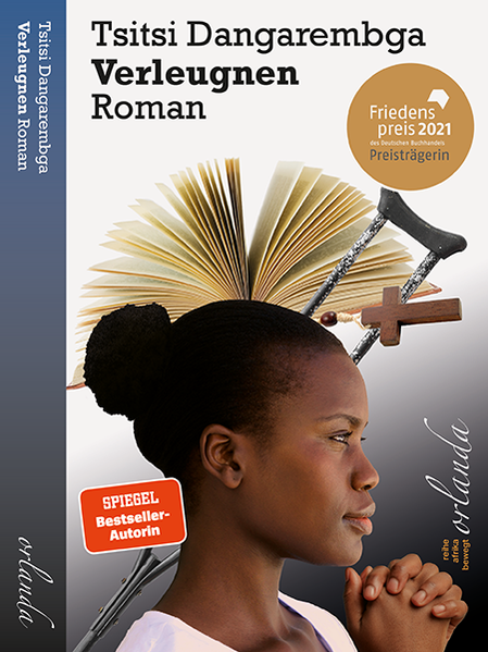 »Wenn du willst, dass das Leiden endet, dann musst du handeln.« Tsitsi Dangarembga Tsitsi Dangarembga, gilt als eine der wichtigsten Stimmen Afrikas. "Verleugnen" ist der zweite Band der Tambudzai Trilogie. Als Simbabwe die Unabhängigkeit erlangt, beginnt die Protagonistin Tambudzai Sigauke ihr zweites Jahr am Young Ladies' College of the Sacred Heart. Eine Schule, in der die Rassenkonflikte des kolonialen, vorstaatlichen Simbabwes tief verankert sind. Die Missionsschule wird von weißen Nonnen geführt, die es als Beweis ihrer Nächstenliebe sehen, dass sie Schwarze Schülerinnen - fünf an der Zahl - in die Schule aufgenommen haben. Doch die Schülerinnen führen ein ungleiches Leben: So müssen die Schwarzen Schülerinnen alle gemeinsam in einem Raum, der als „afrikanischer Schlafsaal“ bekannt ist, übernachten. Und obwohl Tambudzai, die sehr ehrgeizig ist, die besten Noten ihres Jahrgangs hat, gelingt es ihr nicht, in die Ehrenliste der Schule aufgenommen zu werden - stattdessen wird der erste Platz von einem weißen Mädchen namens Tracey besetzt. Je mehr sie sich anstrengt, anerkannt zu werden, desto weiter fühlt sich Tambu von jeder Belohnung entfernt und die Auswüchse des Kolonialismus drohen ihr bei jedem Schritt ein Bein zu stellen. Tambu beginnt in jener Zeit, sich bis ins Extreme an ihrer weißen Umgebung zu orientieren. So sehr, dass sie sich freiwillig für den Krieg meldet und für die weißen, rhodesischen Soldaten strickt, um von ihrem weißen Umfeld akzeptiert zu werden. Dabei entfremdet sich Tambu zugleich von ihrem Dorf, ihrer Familie und ihrer Herkunft. Der Roman beleuchtet Tambus zunehmend verzerrte Perspektive, die durch eine konzentrierte, fast klaustrophobische Ich-Perspektive und einen meisterhaften Einsatz von Rückblenden erreicht wird. Wir nehmen so vollständig an Tambus Gedanken teil, dass man sich immer wieder vergegenwärtigen muss, dass dies nicht die Realität ist, sondern die Welt, wie Tambu sie sieht. Die tragische Ironie des Romans besteht darin, dass Tambu nicht realisiert, wie falsch und unerreichbar ihr Ziel ist. Es ist dieselbe alte Geschichte vom Schwarzsein in einer viel zu weißen Welt, auch wenn ironischerweise die weiße Welt hier tatsächlich in Afrika liegt.