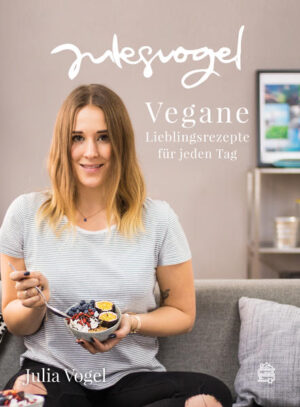 »Ich bin davon überzeugt, dass eine ausgewogene, vegane Ernährung ohne Mängel auf jeden Fall funktionieren kann, sofern man einige Dinge beachtet und sich gut damit auseinandersetzt.« - Julia Vogel Vegane Ernährung ohne Mängel - geht das denn? Und ob! Julia alias Jules Vogel präsentiert in ihrem Erstlingswerk 50 trendige Food-Kreationen, die nicht bloß gesund sind, sondern auch geschmacklich ordentlich was hermachen. Für die Neo-Autorin ist eine ausgewogene Ernährung auf pflanzlicher Basis das Um und Auf, ja und mit den Jahren schaffte sie es sogar ihren eigenen Lifestyle darauf aufzubauen. Verdauung, Stoffwechsel sowie körperliche und geistige Leistungsfähigkeit konnten so ganz entscheidend verbessert werden. Mit ihren »Veganen Lieblingsrezepten für jeden Tag« möchte Jules Ihrer Leserschaft die Scheu vor der veganen Küche nehmen. Sie geht bewusst auf verschiedene Ernährungsaspekte ein und erzählt darüber, wie man als VeganerIn am besten seinen Nährstoffbedarf deckt, Mängel vermeidet und alle wichtigen Vitamine sowie Spurenelemente zu sich nimmt. Neben bunten Bowls, Salaten und Porridges finden sich etliche Frühstückskreationen, Bäckereien, bunte Pasta und vieles mehr. „Ihr Debütwerk trifft den Nerv der Zeit: ausgefallene Porridge- und Granola-Variationen reihen sich an bunte Smoothie-Bowls und kreative Salate.“ - vegan.at, Vegane Gesellschaft Österreich