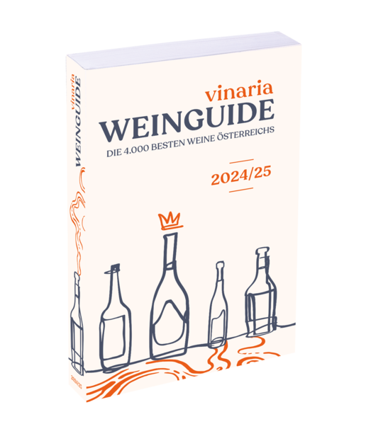 Der neue Vinaria Weinguide 2024/25 ist da! Mit den besten Weinen und Winzern Österreichs. Fast 400 Betriebe und über 4.000 Weine verkostet, beschrieben und bewertet. Der Vinaria Weinguide stellt Österreichs Weinwirtschaft ins Rampenlicht: Trotz seiner überschaubaren Größe zählt Österreich nämlich zu den führenden Weinbauländern der Welt. Darüber hinaus fasziniert das Alpenland durch bemerkenswerte Dynamik wie auch durch seine Fülle an Winzerpersönlichkeiten und seine Vielfalt an Weinstilistiken. Neben arrivierten Weingütern werden zahlreiche aufstrebende Winzer und Geheimtipps vorgestellt. Höchste Kompetenz garantiert das aus etlichen der erfahrensten Weinverkoster des Landes bestehende Vinaria Redaktionsteam. Die Vinaria Redakteure haben im Zuge der sich über einen Zeitraum von mehr als vier Monaten erstreckenden Recherchezeit die Weine von etwa 400 Qualitätswinzern verkostet. In seiner 25. Auflage schon längst ein Standardwerk von höchster Kompetenz, enthält der Vinaria Weinguide wesentlich mehr als nüchterne Fakten und Ratings. Dank der in ihrer Tiefe österreichweit einzigartigen Recherche mit großteils persönlichen Besuchen der Winzer bietet der Vinaria Weinguide neben ausführlichen Weinbeschreibungen und präzisen Bewertungen nach klar definierten Bewertungskriterien auch jede Menge Hintergrundstorys und Neuigkeiten der besten Winzer und Weingüter Österreichs. Die Beurteilung der Winzer und Weine erfolgt mittels ebenso exakter Klassifikationssysteme. Ergänzt werden die Weingutsberichte um zahlreiche aktuelle Tipps zu Vinotheken, Gastronomie und Hotellerie. www.vinaria.at