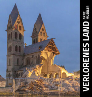 Seit über 15 Jahren dokumentiert der Fotograf Arne Müseler die Umsiedlungen für den Braunkohle Tagebau Garzweiler. Immer wieder fährt Müseler ins Rheinland und fotografiert in den vom Abbruch bedrohten Orte. Unter den Dörfern liegt Braunkohle, die zur Stromerzeugung in Kraftwerken verbrannt werden soll. “Sechs Dörfer, die ich fotografiert habe, gibt es schon gar nicht mehr. Alles wurde abgebaggert: Die Häuser, die Kirchen, die Wälder, die Friedhöfe. Mit meinen Fotos möchte ich diesen Prozess festhalten” so der Fotograf. Aus über 10.000 Fotos hat Müseler nun einen 400 Seiten starken Bildband zusammengestellt. Außerdem hat Müseler auch viele Interviews mit Umsiedlerinnen und Umsiedlern geführt: “Seitdem ich mich mit dem Thema beschäftige, frage ich mich, wie es ist, sein Dorf und seine Heimat verlassen zu müssen? Es werden zwar neue Orte gebaut, aber kann man seine Heimat wirklich einfach so übertragen?”. Diesen Fragen geht Müseler mit seinem Bildband auf den Grund.